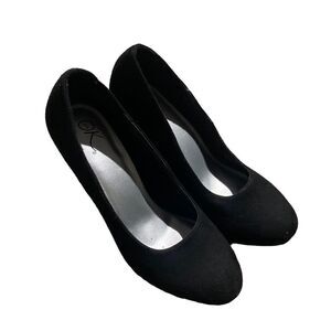 It’s ok black high heeled suede pumps excellent condition Siri on size 8